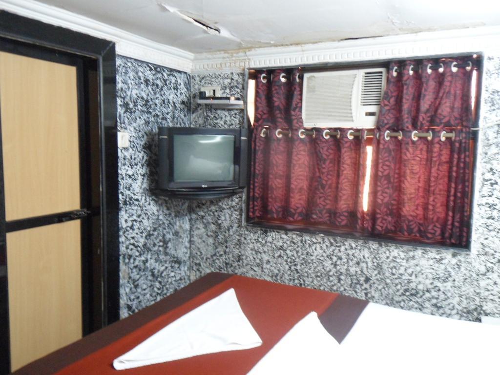 Hotel Happyland Mumbai Bagian luar foto