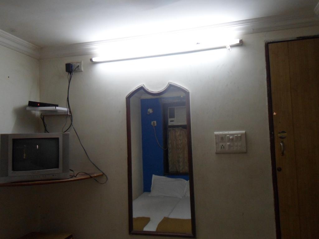 Hotel Happyland Mumbai Bagian luar foto