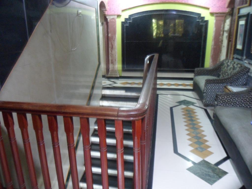 Hotel Happyland Mumbai Bagian luar foto