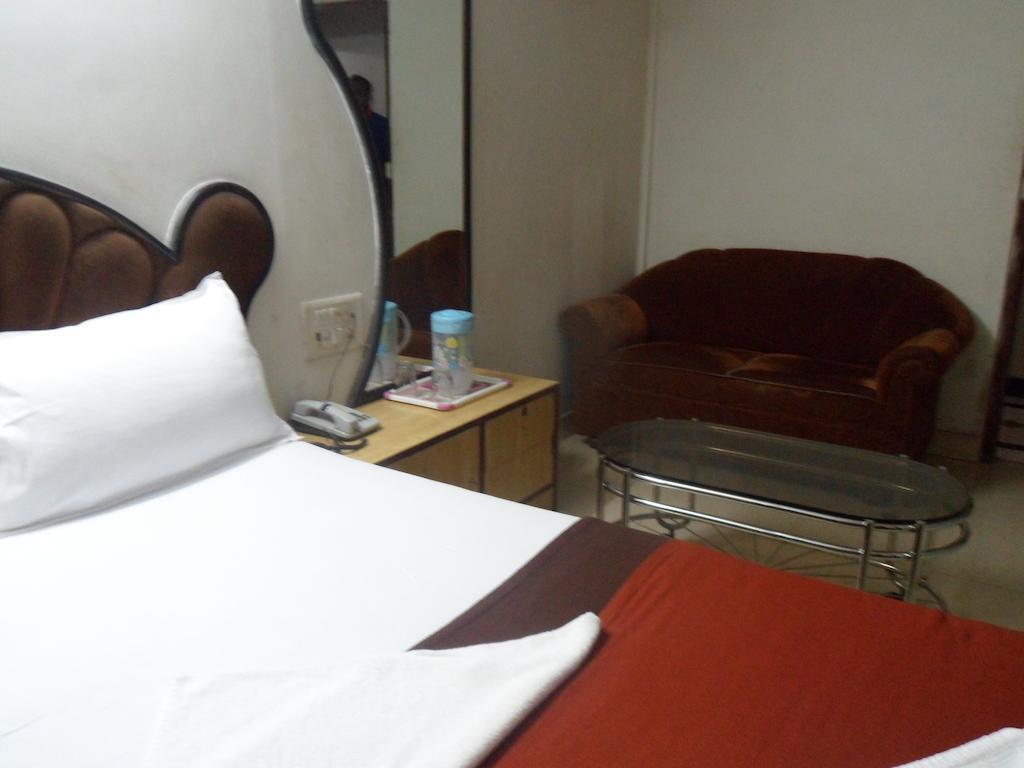 Hotel Happyland Mumbai Bagian luar foto
