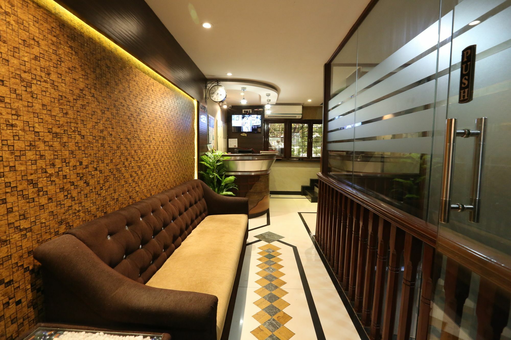 Hotel Happyland Mumbai Bagian luar foto