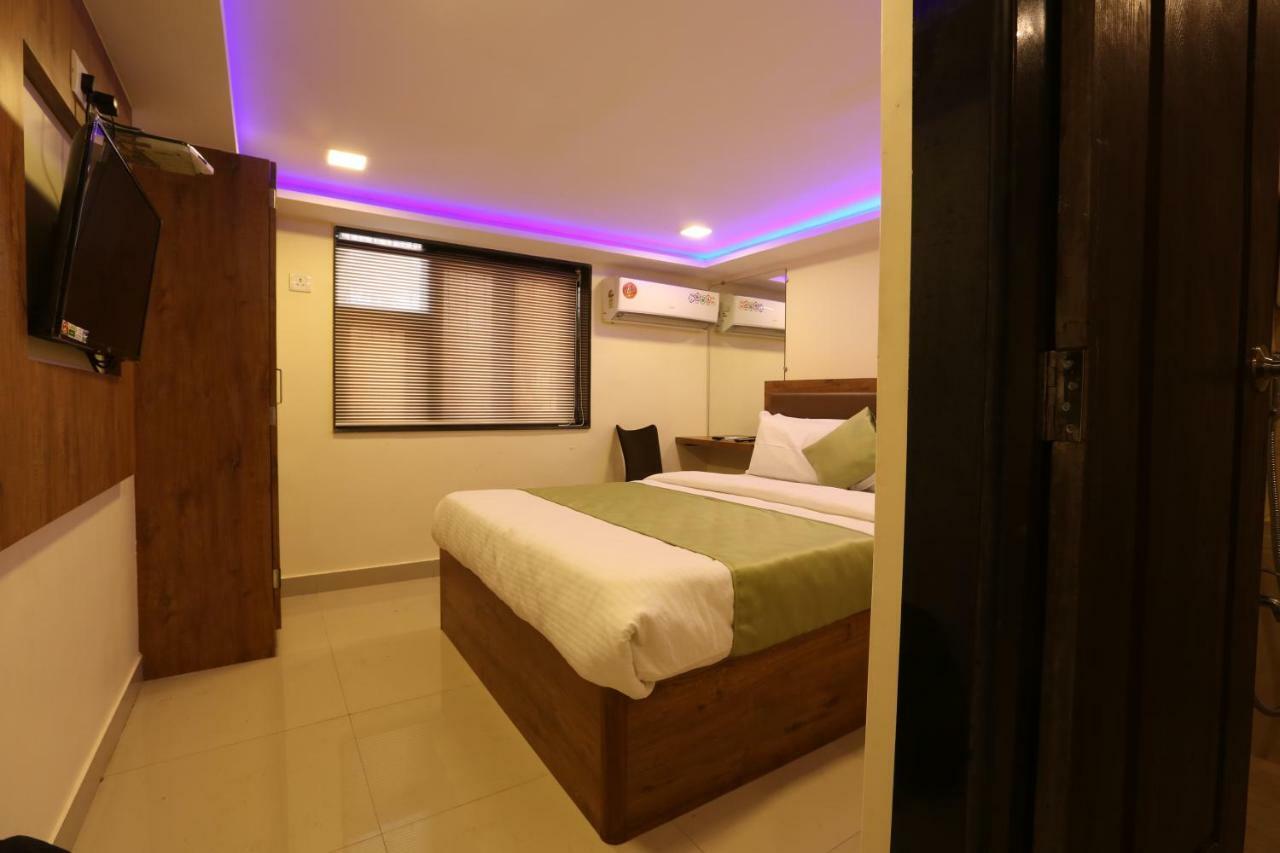 Hotel Happyland Mumbai Bagian luar foto