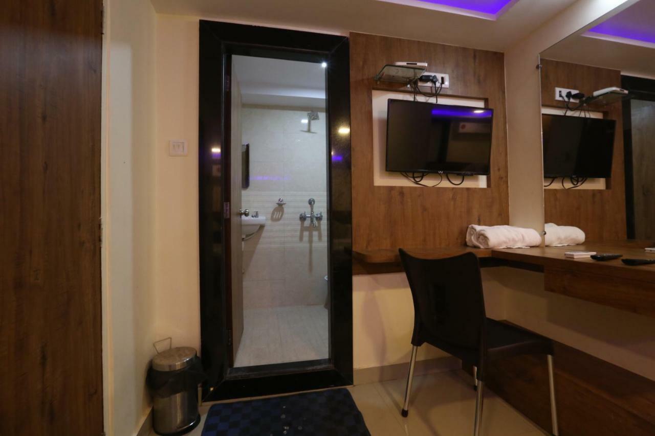 Hotel Happyland Mumbai Bagian luar foto