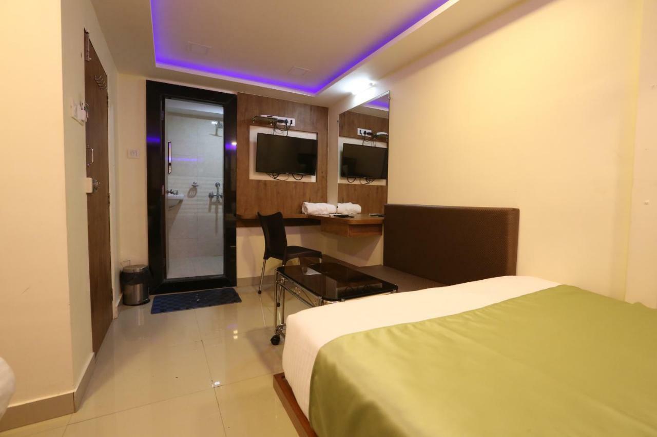 Hotel Happyland Mumbai Bagian luar foto
