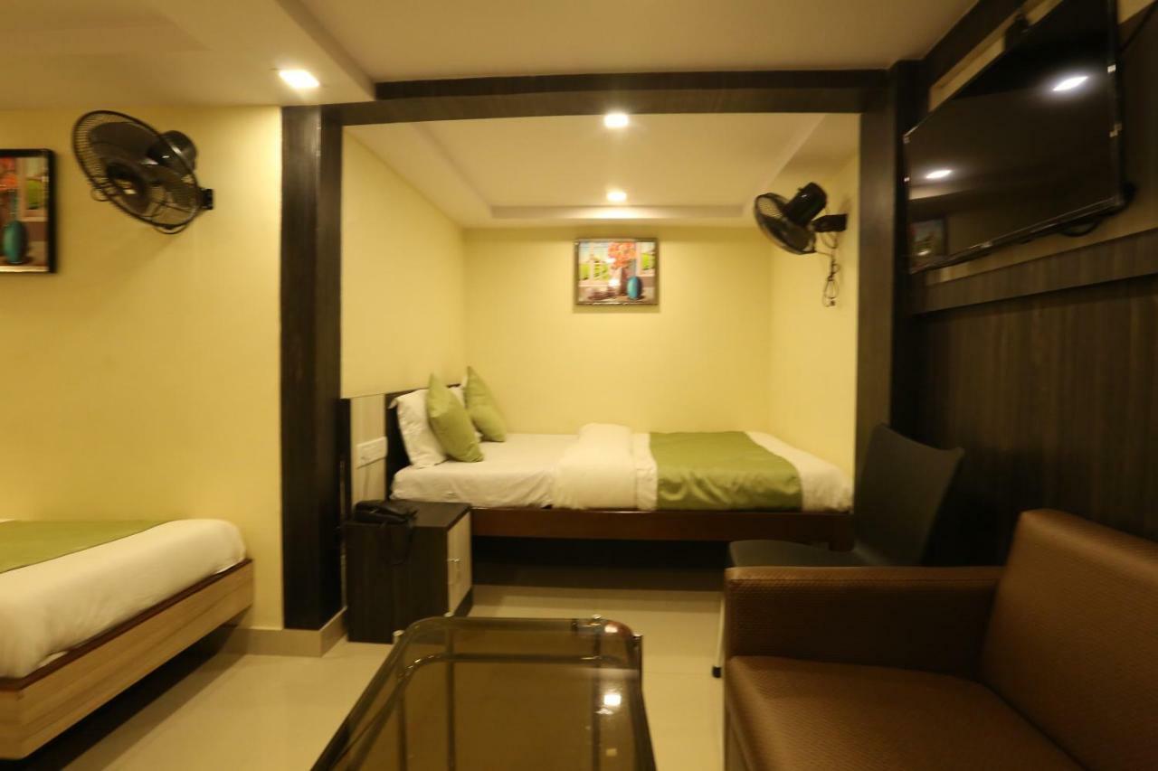 Hotel Happyland Mumbai Bagian luar foto